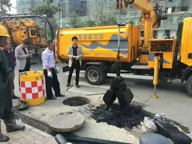 萧山街道：网格员化身“清道夫”，为民解忧疏通“堵心”化粪池
