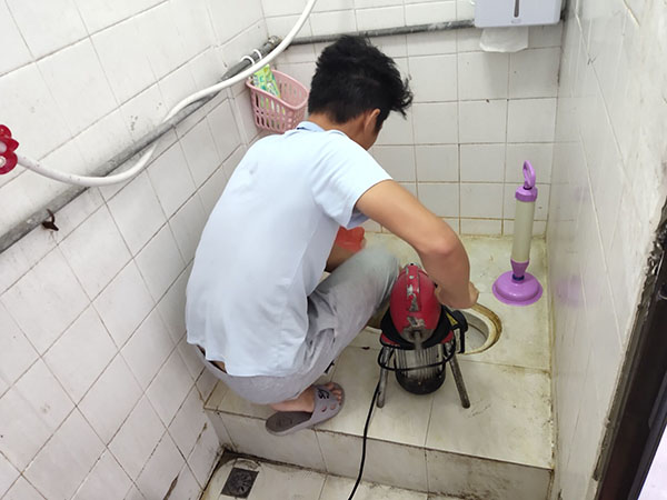 萧山肥皂掉到马桶里把马桶堵住了怎么办？马桶堵住了怎么办